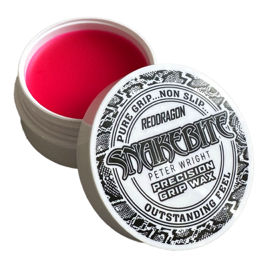 Red Dragon Peter Wright Snakebite Precision Grip Wax vinger wax Das Bild zeigt eine geöffnete Dose mit rotem Fingerwachs der Marke "Red Dragon Peter Wright Snakebite Precision Grip Wax". Auf dem Deckel steht, dass das Produkt für einen sicheren, rutschfesten Griff sorgt.