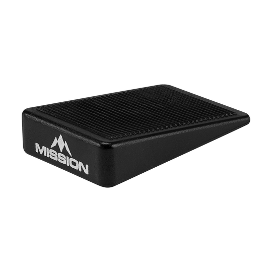 Mission Dartbord Wedges Spacers (Set van 8) Das Bild zeigt einen schwarzen Keil mit der Aufschrift "MISSION". Es handelt sich um einen Abstandshalter für Dartboards aus dem 8er-Set "Mission Dartboard Wedges Abstandshalter".