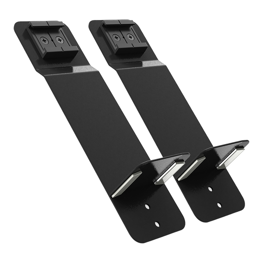 GranDarts Gran Eye Mag Mount-bevestiging Das Bild zeigt zwei schwarze Metallhalterungen des Produkts "GranDarts GranEye Mag Mount Befestigung". Jede Halterung hat eine gebogene Kante und eine Befestigungsplatte mit Schraubenlöchern.