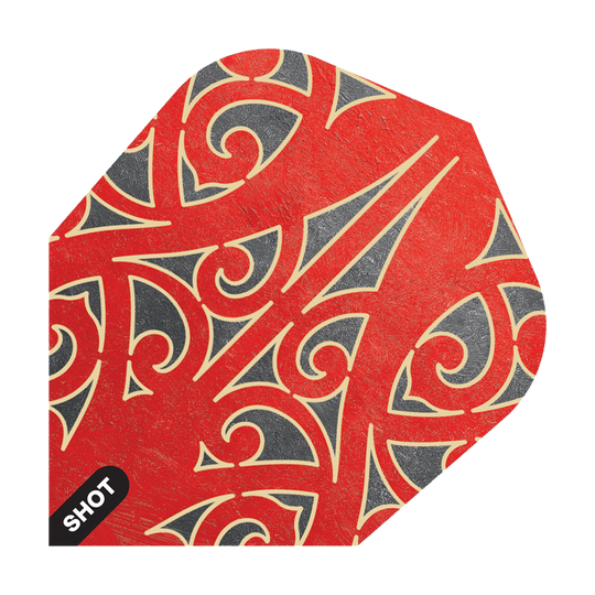Shot Warrior Taiaha No6 Vluchten Das Bild zeigt das Produkt "Shot Warrior Taiaha No6 Flights". Die Dartflights haben ein auffälliges rotes und schwarzes Muster mit traditionellen geschwungenen Linien.