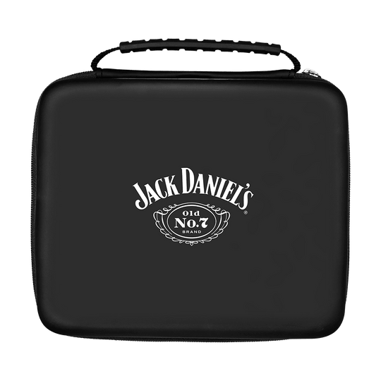 JD7023_Mission_Jack_Daniels_Luxor_Dartcase_1 Das Bild zeigt ein schwarzes Dartcase mit dem Jack Daniel's Logo auf der Vorderseite. Der Tragegriff befindet sich oben am Etui.