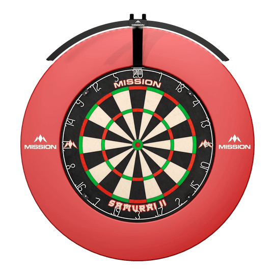 Mission Torus 100 Opvouwbare LED Dartbordverlichting Das Bild zeigt ein rundes, beleuchtetes LED-Dartboard mit der Aufschrift "Mission Torus 100" und "Samurai II" in der Mitte. Das Dartboard ist von einem roten Schutzring mit dem Mission-Logo umgeben.