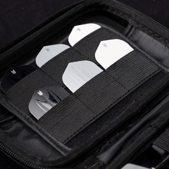 Takoma XL Ghost Series Nathan Aspinall darthoes Das Bild zeigt das „Target Takoma Bolide XL Dartcase“, das mehrere Dart-Flights in schwarzen und weißen Farben organisiert aufbewahrt. Die Flights sind sicher in elastischen Halterungen im Inneren des schwarzen Etuis verstaut.