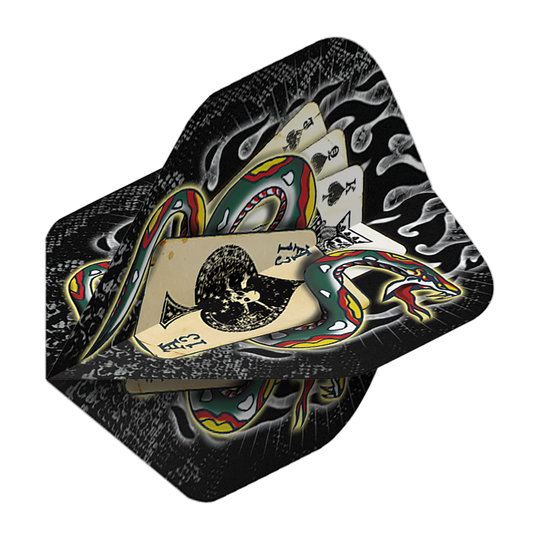 Alchemie Slang van Schoppen Nr. 2 Standaard Vluchten Das Bild zeigt die „Alchemy Snake Of Spades No2 Standard Flights“. Das Design zeigt eine bunte Schlange, die sich um Spielkarten windet, vor einem schwarzen Hintergrund mit Flammenmotiven.