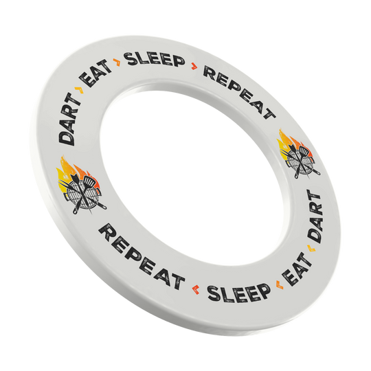 Dartboard-Surround in Weiß mit dem Slogan 'Dart Eat Sleep Repeat'. Das Bild zeigt das Produkt von vorne.