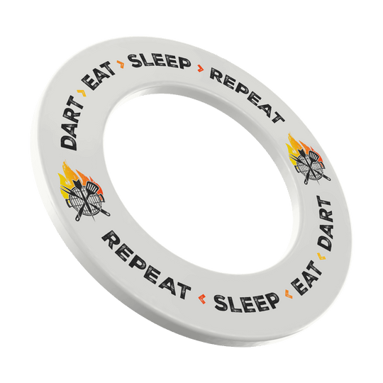 McDart Dartbord Surround - Dart Eat Sleep Repeat Dartboard-Surround in Weiß mit dem Slogan 'Dart Eat Sleep Repeat'. Das Bild zeigt das Produkt von vorne.
