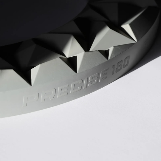 Precise 180 3D Dartboard Surround Subterra - Nordic Grey Abgebildet ist das Precise 180 3D Dartboard Surround Subterra in der Farbe Nordic Grey. Es dient als schützendes und dekoratives Element für Dartscheiben.