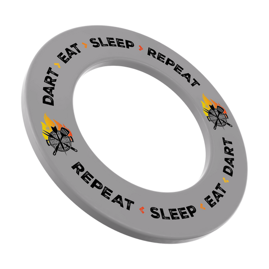 McDart Dartbord Surround - Dart Eat Sleep Repeat Dartboard-Surround in grauer Farbe mit dem Slogan 'Dart Eat Sleep Repeat'. Auf dem Bild ist das Produkt frontal zu sehen.