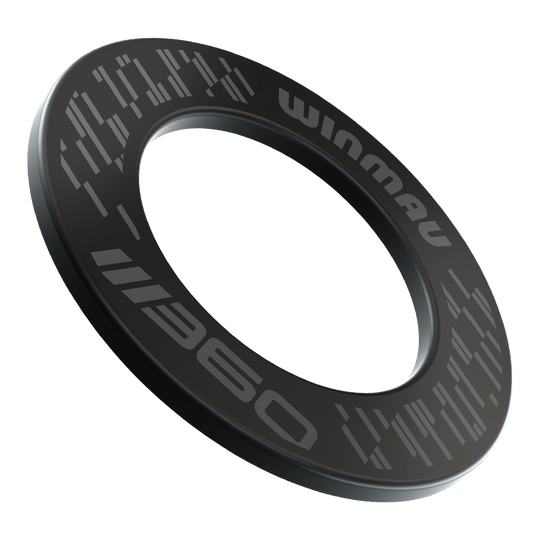 Hier ist das Winmau Blade 360 Dartboard Surround in der schwarzen Ausführung zu sehen. Es schützt das Dart-Board und die Umgebung bei jedem Spiel.