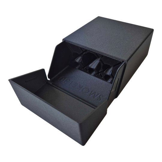 Rookkleurige dartkoker voor 180 darts met een uniek ontwerp - Zwart Nahaufnahme des Smoke 180 Dartcase mit individuellem Design in Schwarz. Die Verschluss-Mechanik ist erkennbar.
