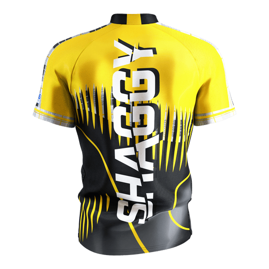 Target Coolplay Scott Williams 2025 dartshirt Das Bild zeigt ein gelb-schwarzes Dartshirt mit dem großen weißen Schriftzug "SHAGGY" auf der Rückseite. Das Shirt hat ein auffälliges, modernes Design mit dynamischen Linien und Mustern.