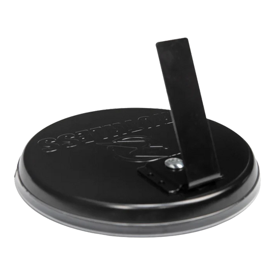 Ruthless Mini Desktop Dartbordset Das Bild zeigt die Rückseite eines Produkts namens "Ruthless Mini Desktop Dartboard Set". Es ist eine runde schwarze Basis mit einem klappbaren Ständer.