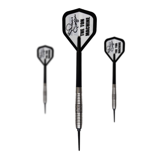 McKicks Alam Glazier Shark Machine Zachte Darts Das Bild zeigt drei Softdarts des Produkts "McKicks Alam Glazier Shark Machine". Die Darts haben silberne Griffe und weiße Flights mit der Aufschrift "THE TON MACHINE".