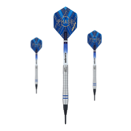 Unicorn Fase 6 Wereldkampioen Gary Anderson soft darts Das Bild zeigt drei Softdarts des Produkts „Unicorn Phase 6 World Champion Gary Anderson“. Die Darts haben silberne Schäfte und blaue Flights mit dem Schriftzug „PHASE“ darauf.