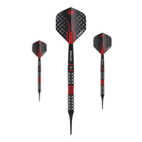 Winmau Joe Cullen Special Edition zachte darts Auf dem Bild sind drei Softdarts mit schwarzen und roten Details zu sehen. Die Flights haben ein modernes, geometrisches Muster und das mittlere Dart wird von vorne gezeigt.