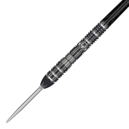 Target Black Marque Dragon 3 Swiss Point Steeldarts Das Bild zeigt einen hochwertigen Steeldart mit schwarzem und silbernem Design. Der Dart hat eine markante, strukturierte Griffzone und eine spitze Metallspitze.