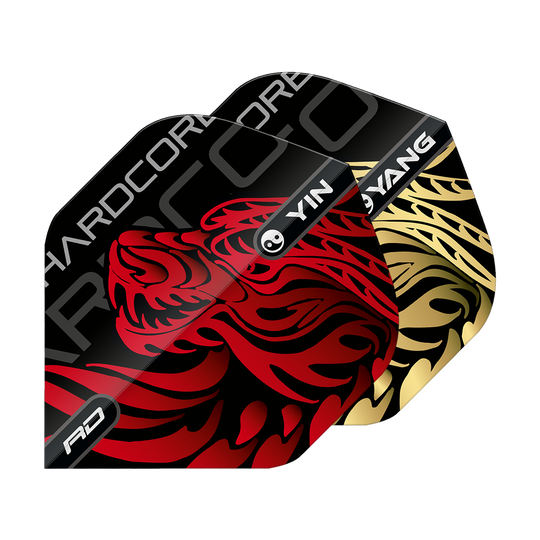 Red Dragon Jonny Clayton Goud Rode Yin Yang Standaardvluchten Das Bild zeigt zwei Dart-Flights mit auffälligen Drachenmotiven in Rot und Gold. Auf den Flights stehen die Worte „Yin Yang“ und „Hardcore“.