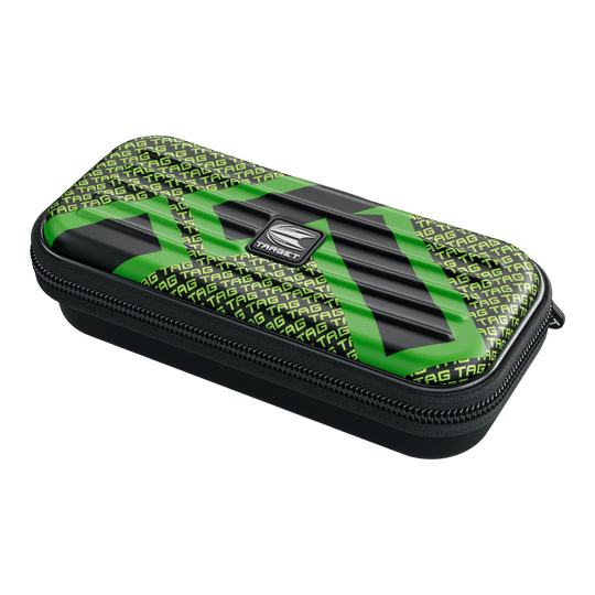 Das Bild zeigt ein rechteckiges Etui mit Reißverschluss, das vorwiegend schwarz und grün ist. Auf dem Etui steht mehrfach das Wort "TAG" und in der Mitte befindet sich ein silbernes "TARGET"-Logo.