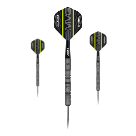 Winmau Michael Van Gerwen Exacte Steeldarts Das Bild zeigt drei Winmau Michael Van Gerwen Exact Steeldarts. Die Darts haben schwarze und gelbe Flights mit der Aufschrift "MVG" und einen silbernen, geriffelten Schaft.