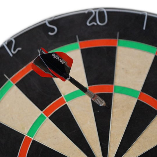 Karella Dartboard BullOut Set inclusief 2 sets stalen darts Zu sehen ist das Karella Dartboard BullOut Set mit zwei Sätzen Steeldarts. Perfekt für Einsteiger und Fortgeschrittene.