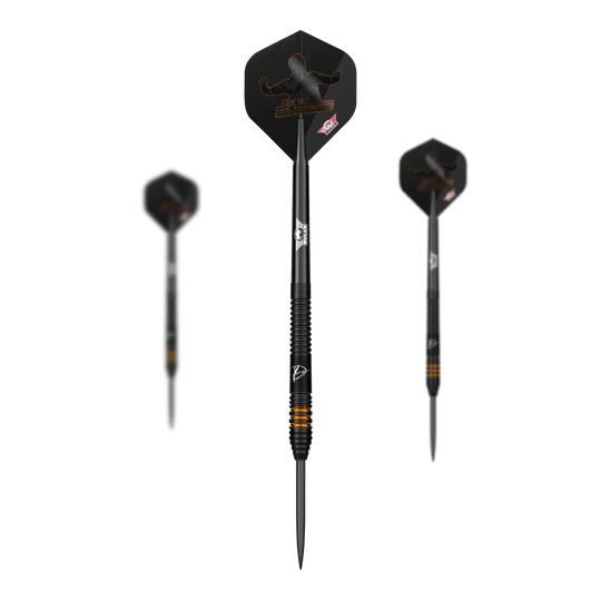 Bulls NL Dirk Van Duijvenbode Editie 2 stalen darts Das Bild zeigt drei Steeldarts der Marke "Bulls NL Dirk Van Duijvenbode Edition 2". Die Darts sind schwarz mit orangen Akzenten und besitzen Flights mit einer schwarzen Silhouette.