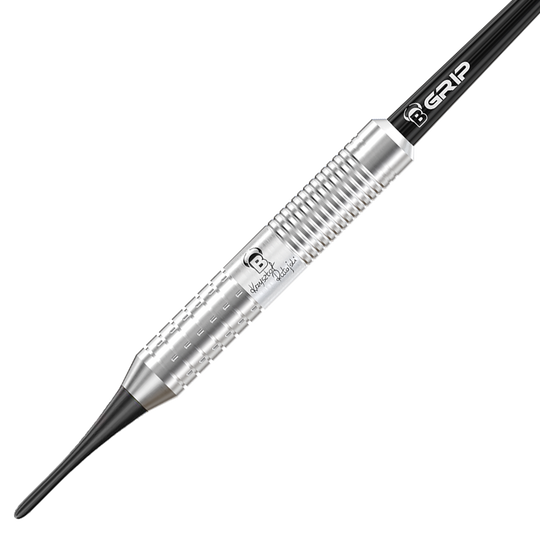 17008_Bulls_Krzysztof_Ratajski_Brass_Silver_Softdarts_2 Auf dem Bild ist ein silberner Softdart der Marke Bulls zu sehen. Es handelt sich um das Modell "Krzysztof Ratajski Brass Silver Softdarts" mit einem Gewicht von 18g.