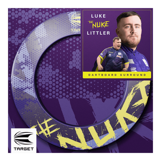 Target Luke Littler De Nuke Dartbord Surround Das Bild zeigt das Produkt "Target Luke Littler The Nuke Dartboard Surround" in lila und gelben Farben. Auf der Verpackung sind Fotos von Luke Littler sowie das Target-Logo abgebildet.