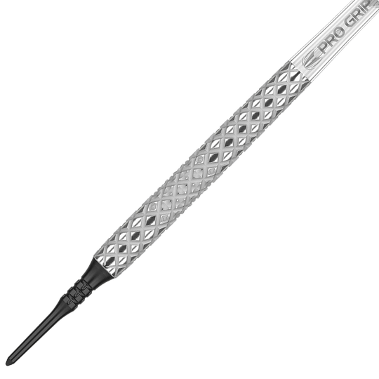 Target Nastri 11 zachte darts Das Bild zeigt einen Target Nastri 11 Softdart mit einer silbernen, rautenförmig gemusterten Griff-Fläche. Die Dartspitze ist schwarz und der Schaft trägt die Aufschrift "PRO GRIP".