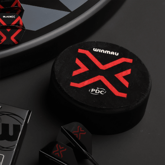 Winmau Dart Dock Blade X dartstandaard Der Winmau Dart Dock Blade X Dartständer ist auf dem Bild zu sehen. Es handelt sich um einen modernen Dartständer für Dartspieler.