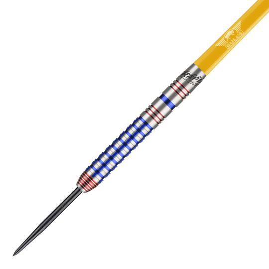 Bulls NL Ricky Evans Rapid Edition One Steeldarts Das Bild zeigt einen Steeldartpfeil aus der Serie "Bulls NL Ricky Evans Rapid Edition One". Der Dart ist silbern mit blauen und roten Ringen und hat einen gelben Schaft.