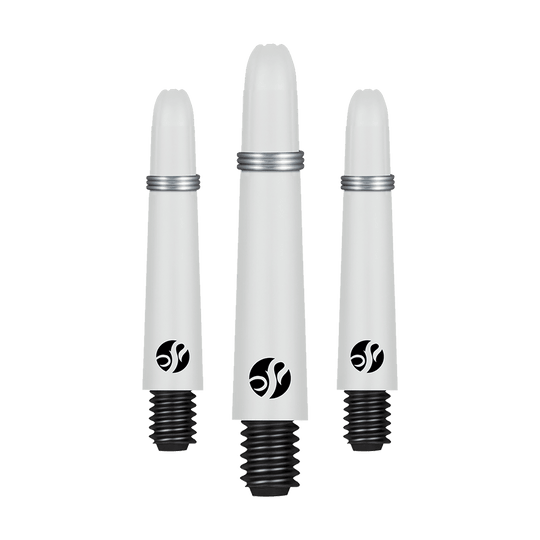 Shot Koi Carbon Shafts - Wit Auf dem Bild sind drei weiße, spitz zulaufende Dart-Schäfte mit schwarzem Gewinde und silbernem Ring zu sehen. Jeder Schaft trägt ein schwarzes Logo in der Nähe des unteren Endes.