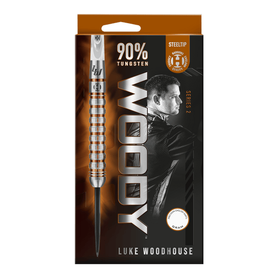 Luke Woodhouse Series 2 stalen darts van Harrow Das Bild zeigt die Verpackung der Harrows Luke Woodhouse Series 2 Steeldarts. Auf der Vorderseite sind ein Dartpfeil, der Name "WOODY" und ein Bild von Luke Woodhouse zu sehen.