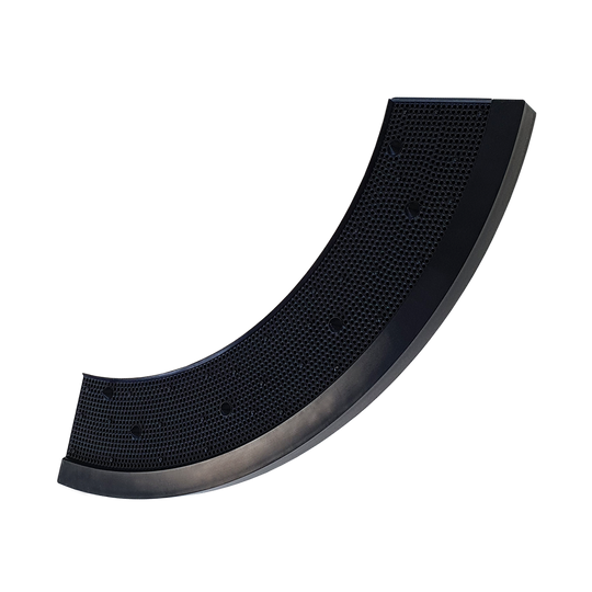 LW11_L-wen_Dart_Ersatzteil_Felge_1QIocfbF3TIQ18 Das Bild zeigt das Produkt "Löwen Dart Original Ersatzteil Felge". Es handelt sich um ein gebogenes, schwarzes Kunststoffteil für elektronische Dartboards.