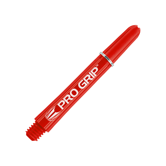 Target Pro Grip Shafts - 3 sets - Rood Das Bild zeigt einen roten Dartshaft mit der Aufschrift "PRO GRIP". Der Hintergrund ist ebenfalls rot und weist ein Muster aus Linien auf.
