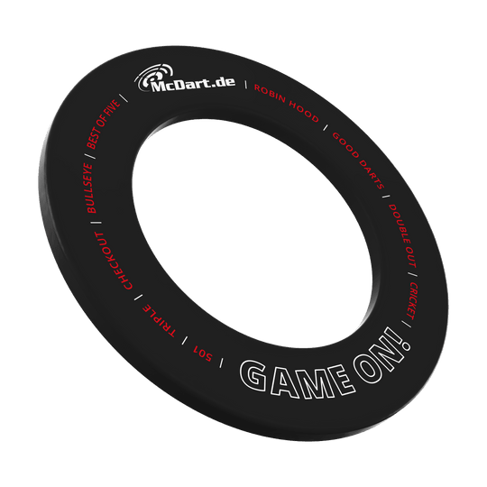 McDart-spel op dartbordomlijsting Das Bild zeigt einen schwarzen Dartboard-Surround-Ring mit der Aufschrift "McDart.de" und "GAME ON!". Um den Ring sind weitere Begriffe rund um das Dartspiel in Rot und Weiß geschrieben.