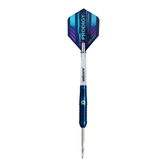Das Bild zeigt einen Unicorn Prodigy 02 Torpedo Steeldart. Der Dartpfeil hat blaue und silberne Farben mit einer spitzen Metallspitze und einem modernen Flight-Design.