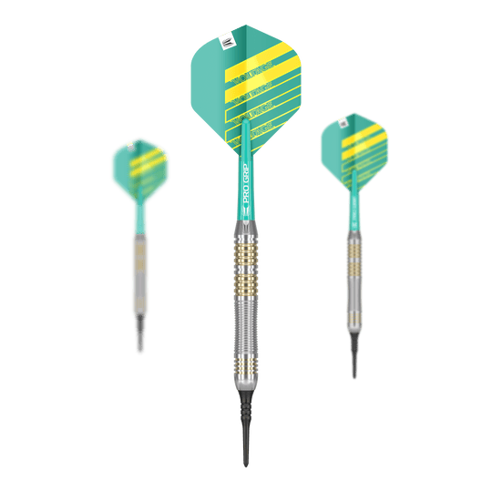 Target Rob Cross Brass Soft Darts - 18g Das Bild zeigt drei Softdarts der Marke Target Rob Cross Brass mit einem Gewicht von 18g. Die Darts haben grüne und gelbe Flights sowie einen messingfarbenen Barrel.