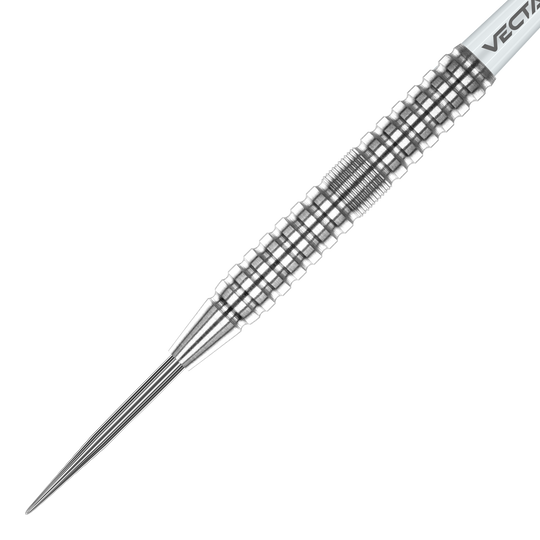 Winmau Willie O'Connor Steel Darts - 23g Das Bild zeigt einen silbernen Winmau Willie OConnor Steeldart mit einem Gewicht von 23g. Der Dartpfeil hat eine strukturierte und geriffelte Oberfläche für besseren Halt.