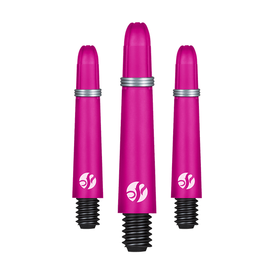 Shot Koi Carbon Shafts - Roze Auf dem Bild sind drei pinkfarbene Darts-Schäfte in verschiedenen Längen zu sehen. Sie besitzen schwarze Gewinde und silberne Ringe als Akzent.