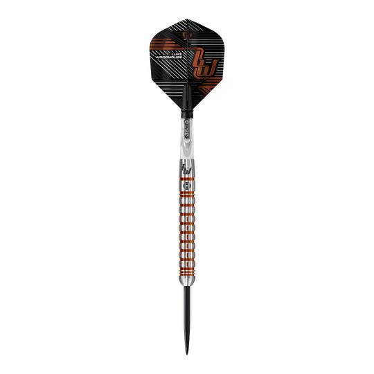 Das Bild zeigt einen Steeldart der Marke "Harrows Luke Woodhouse Series 2". Der Dart hat ein auffälliges Design mit silbernen und bronzefarbenen Ringen am Griff und einer schwarz-orangen Flights.