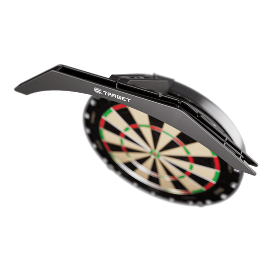 Target ARC V2 Dartbordverlichting Das Bild zeigt die "Target ARC V2 Dartboard Beleuchtung", die über einem Dartboard angebracht ist. Die Beleuchtung sorgt für optimale Ausleuchtung der Dartscheibe beim Spielen.