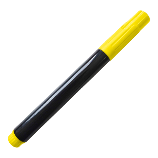 Bordmarker Auf dem Bild ist ein schwarzer Whiteboard-Marker mit gelber Kappe und gelbem Ende zu sehen. Der Marker liegt schräg auf einem schwarzen Hintergrund.