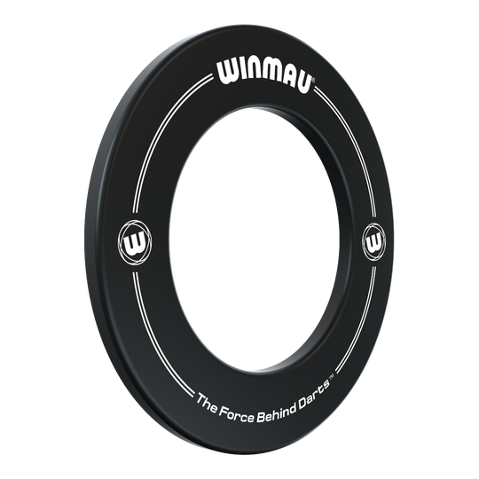 Winmau Dartboard Surround Das Bild zeigt einen schwarzen Dartboard-Surround-Ring der Marke Winmau. Auf dem Ring stehen die Worte „WINMAU“ und „The Force Behind Darts“.