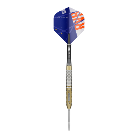 Target Raymond Van Barneveld Chrono 95 Swiss Point Steel Darts Dies ist ein Steeldart der Marke Target, Modell Raymond Van Barneveld Chrono 95 Swiss Point. Der Dart hat ein modernes Design mit gold-silbernem Barrel und einem blauen Flight mit orangen Details.
