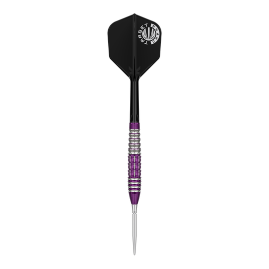 Das Bild zeigt einen Steeldartpfeil aus der Target Japan Prime Series mit silber-lila geriffeltem Barrel und schwarzer Flight. Auf dem Flight ist ein weißes Logo mit der Aufschrift "TARGET JAPAN" zu sehen.