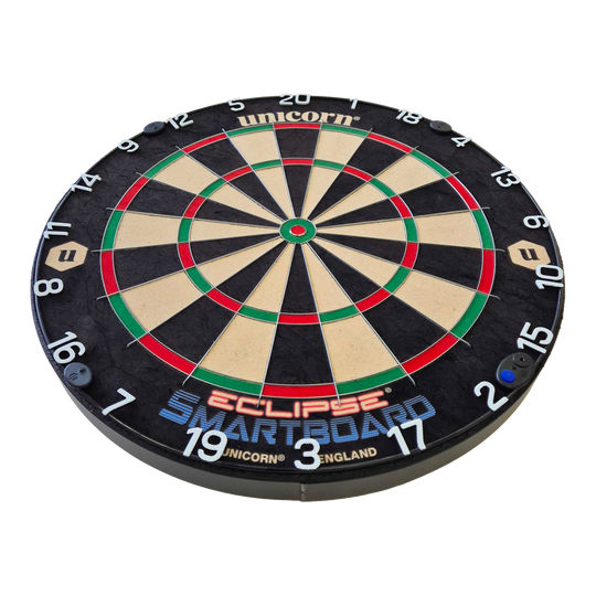 Unicorn Eclipse Smartboard stalen dartbord Das Bild zeigt das Produkt "Unicorn Eclipse Smartboard Steeldartboard". Es ist eine runde Dartscheibe mit farbigen Segmenten und weißen Zahlen am Rand.