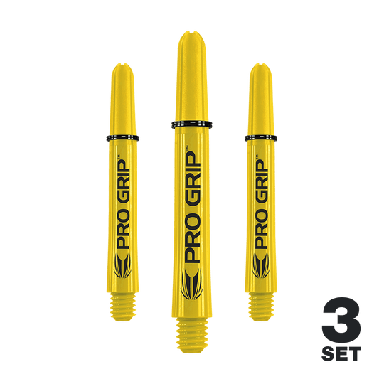 Target Pro Grip Shafts - 3 sets - Geel Auf dem Bild sind drei gelbe Dartschäfte mit der Aufschrift „PRO GRIP“ zu sehen. In der rechten unteren Ecke steht „3 SET“.