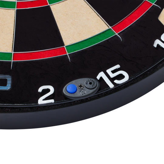 Unicorn Eclipse Smartboard stalen dartbord Das Bild zeigt einen Ausschnitt eines Steeldartboards mit den Zahlen 2 und 15. Es handelt sich um das Produkt "Unicorn Eclipse Smartboard", das auch einen kleinen blauen Knopf am Rand besitzt.