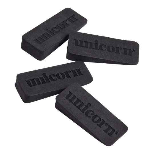 Unicorn dartbord wedges Auf dem Bild sind vier schwarze Keile mit dem Aufdruck "unicorn" zu sehen. Es handelt sich um Dartboard-Wedges, die zum Ausgleichen und Befestigen einer Dartscheibe verwendet werden.