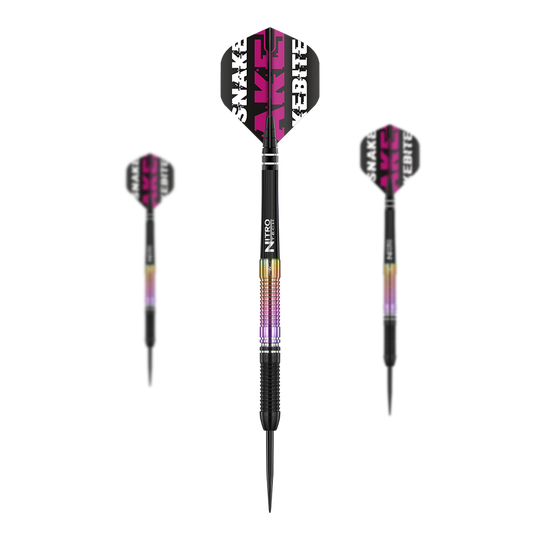 Red Dragon Peter Wright Snakebite Wereldkampioen 2020 Editie Steel Darts Das Bild zeigt drei Steeldarts des Modells "Red Dragon Peter Wright Snakebite World Champion 2020 Edition". Die Darts haben schwarze und lila Akzente sowie Flights mit dem Schriftzug "Snakebite".